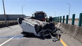 新／轎車逆向上西濱「車頭對決」1車翻覆