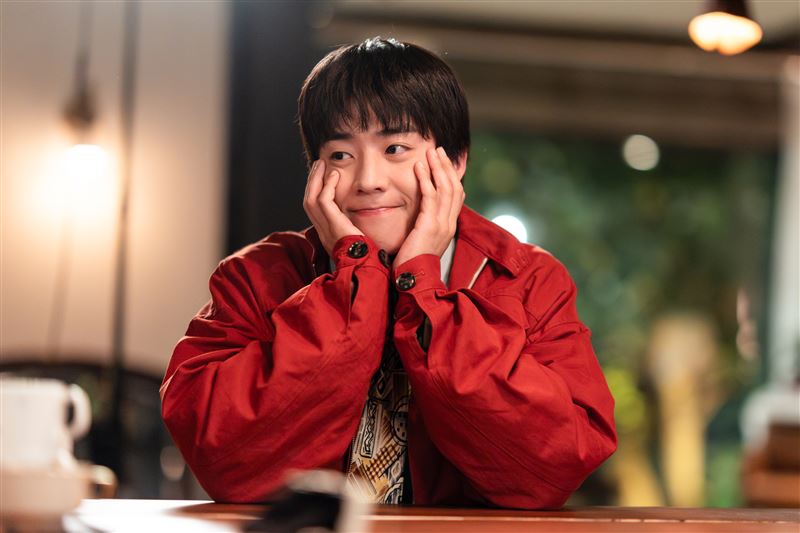 蔡鍾㶸被爆料拍半裸戲時,鏡頭外瘋狂做伏地挺身。(圖/Disney+提供)