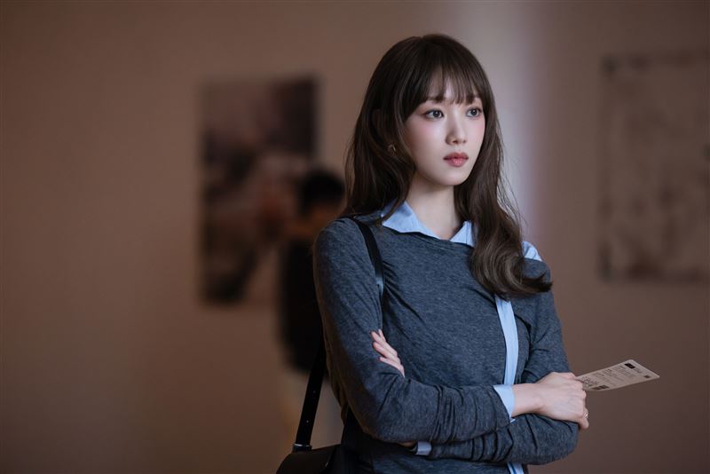 李聖經劇中因七年前的一場意外深陷痛苦。(圖/Disney+提供)