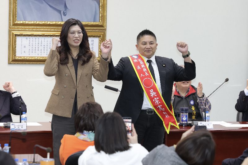 國民黨中常會國民黨主席鄭麗文(左)宣布提名立委吳宗憲(右)參選宜蘭縣長,鄭麗文拉起吳宗憲的手合影,高喊加油