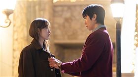 《在你燦爛的季節》李聖經、蔡鍾㶸。（圖／Disney+提供）