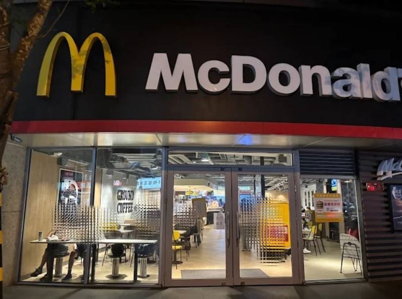 兇手是誰陷膠著，女童爸媽前往宮廟「牽亡魂」，被附身乩童哭說：爸媽別哭，壞人快抓到了！果然兩天後有重大突破。（圖／翻攝自內湖金龍麥當勞GOOGLE MAP）