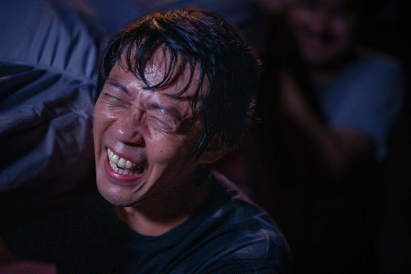 魏雋展在《人生海海》片中與弟弟潛入墓園將父親遺體偷出來,引爆一場荒誕至極的搶屍風暴。(圖/甲上娛樂提供)