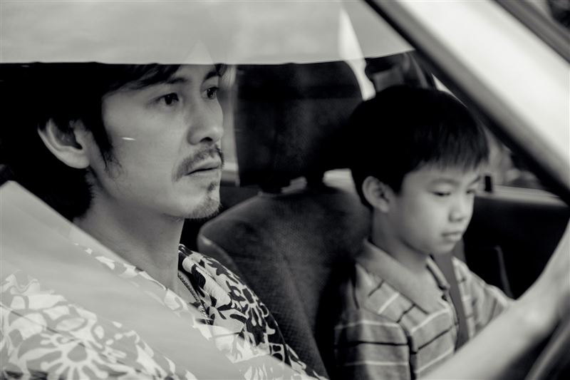 《人生海海》片中父親抱持「蛇系生存哲學」,教導孩子要像蛇一樣「繞來繞去才有路」。(圖/甲上娛樂提供)