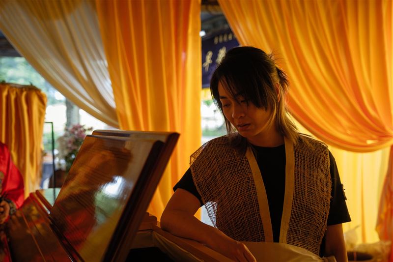 陳雪甄在《人生海海》片中飾演在父親喪禮中守護儀式的妹妹水雲。(圖/甲上娛樂提供)