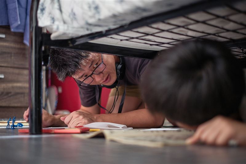 導演廖克發藉《人生海海》勉勵觀眾用自嘲的力量跨過人生挫折。(圖/甲上娛樂提供)