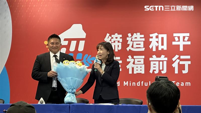 吳宗憲請辭文傳會主委,國民黨送小小兵花束。(圖/記者詹宜庭攝影)