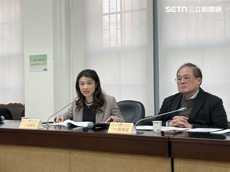 張禹斌(右)表示,針對慢腎照護診所數量提升和放寬給付對象接軌國際一事,會再進行討論。沈靜芬(左)說,成人預防保健專案結合健保存摺,會提供民眾紅黃綠衛教卡和相關資訊。(圖/記者簡浩正攝影)