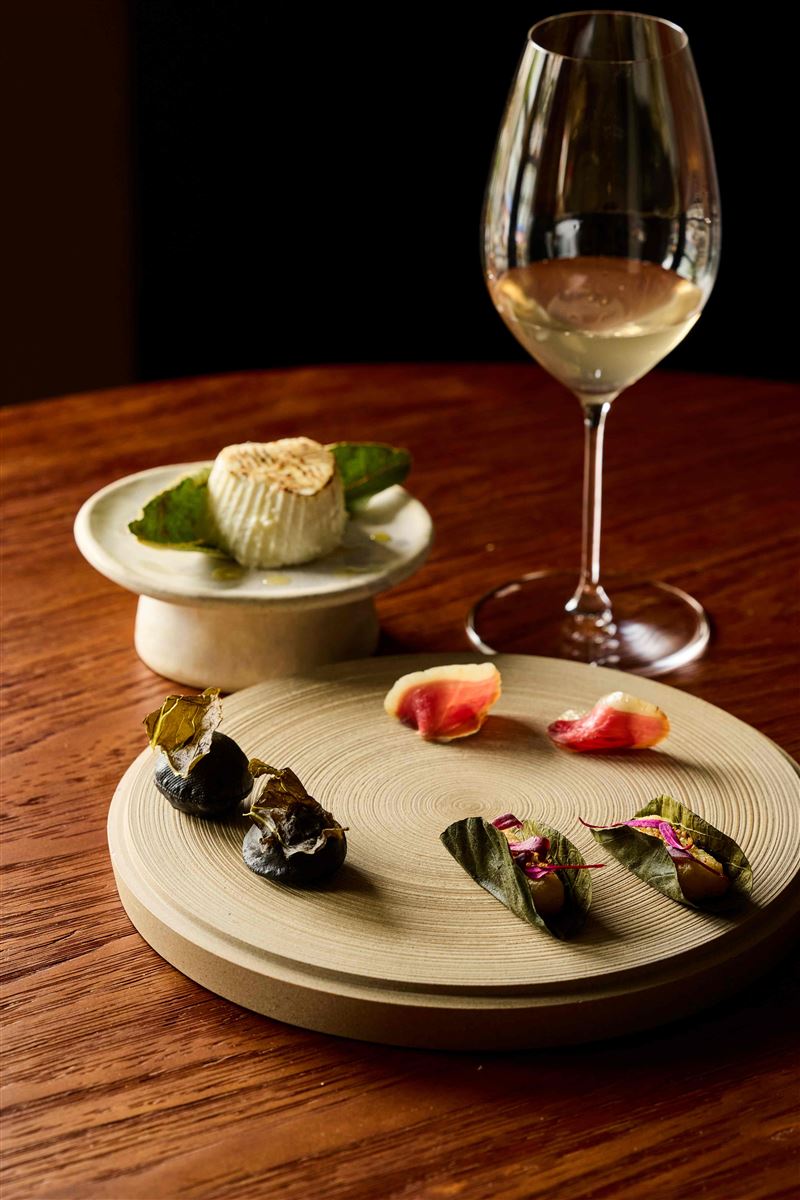 NOVE Welcome Bites新竹復育小米糕、焦麵粉Taco、風乾鴨胸、Ricotta。(圖/品牌業者提供)