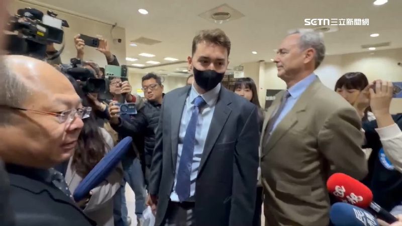 遭台女三度下老鼠藥毒害，澳洲男Alex和父母跨海來台在律師陪同下現身法院