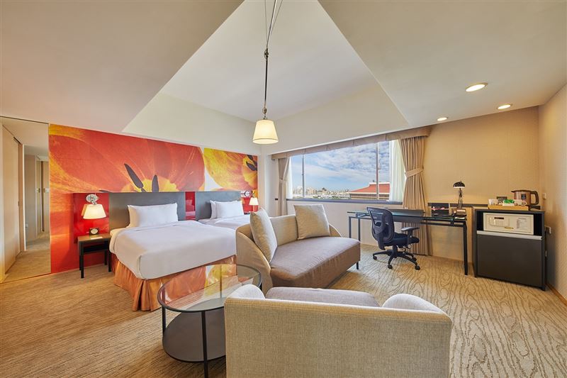 站前套房空間寬敞明亮,入住壽星專案除可體驗套房質感住宿,更享有Checkers自助晚餐及總經理親選生日禮物,為專屬生日旅程增添儀式感與尊榮感。(圖/飯店旅宿業者提供)