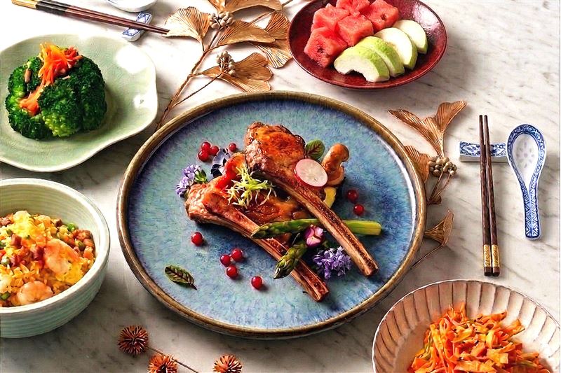 大巨蛋追星必住!瀚寓酒店推「新饗樂時機」食旅應援,連住兩晚菁英套房,免費大啖「黑毛豬肋排雙人套餐」。(圖/飯店旅宿業者提供)