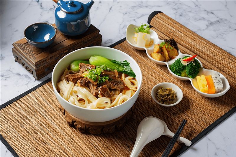 主廚嚴選美國上等牛肋,搭配醇厚精燉湯頭,每一口都是極致滋味,這碗麵為週日演唱會前最佳的體能應援。(圖/飯店旅宿業者提供)