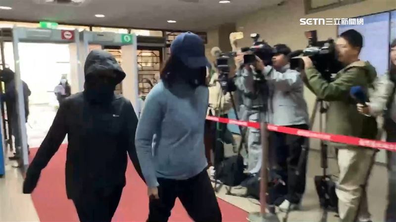 楊女曾要求Alex喝完特製仙草，這回早早就抵達法院不發一語快步上樓