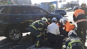 北市南港展覽館旁發生機車與轎車相撞事故。（圖／翻攝畫面）