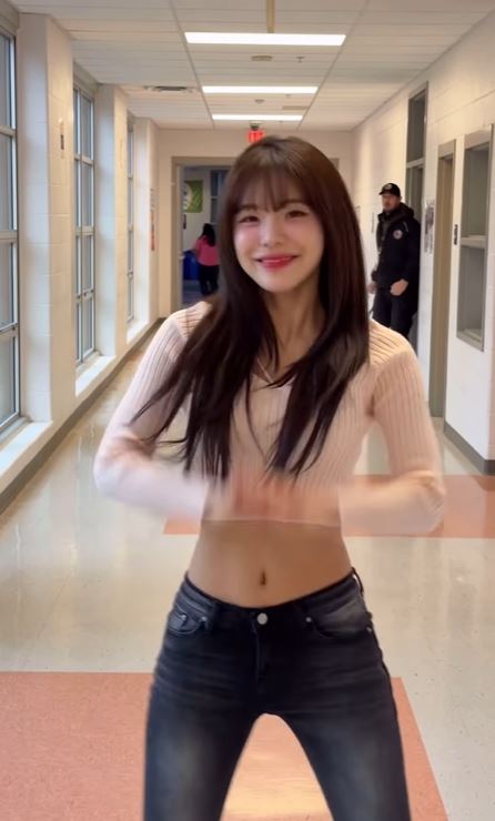 李多慧在熱舞,沒想到後方一位警衛經過,發現鏡頭後馬上躲回去。(圖/翻攝自IG @le_dahye)