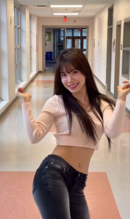 李多慧完全沒發現後方有人出現,繼續專心跳舞。(圖/翻攝自IG @le_dahye)