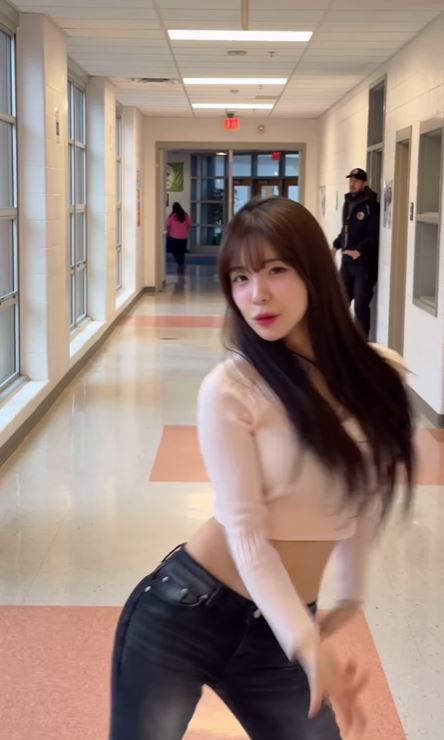 李多慧在熱舞,沒想到後方一位警衛經過,發現鏡頭後馬上躲回去。(圖/翻攝自IG @le_dahye)