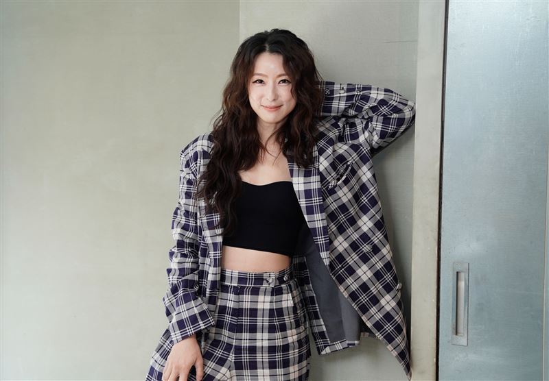 賴雅妍去年與温嵐親密相擁,被不少網友誤會,她則強調對方已有男友。(圖/記者趙于瑩攝影)