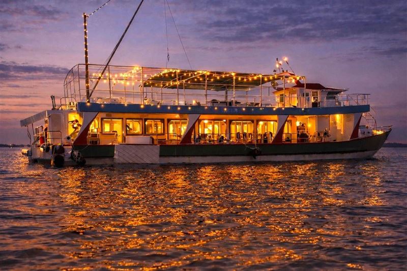 限定吉貝場海上花火船從海面近距離觀賞煙火展演,並於夕陽下享用在地龍蝦海鮮盛宴。(圖/雄獅旅遊提供)