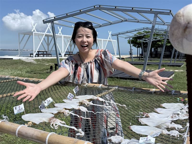 不玩水輕鬆暢遊澎湖,走訪人氣島嶼「耍廢島」,體驗潮間帶活動與小管干製作。(圖/雄獅旅遊提供)