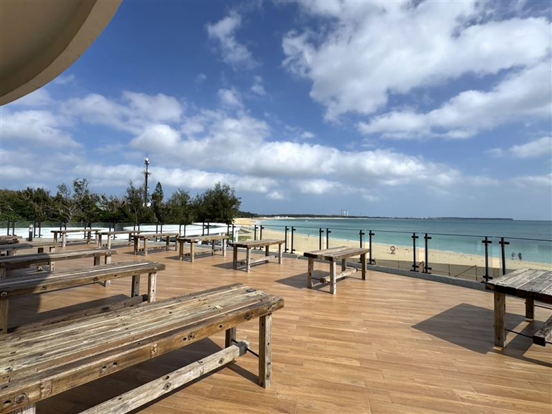 安排造訪鄰近沙灘的絕美海邊咖啡廳,享用客製下午茶。(圖/雄獅旅遊提供)