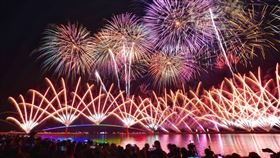 雄獅旅遊推出多款花火主題玩法，包括600秒煙火獨家景觀席、離島小島限定花火場次及海上花火船行程。（圖／雄獅旅遊提供） 