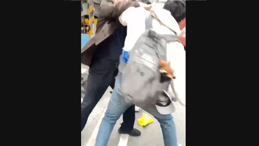 客運喇叭惹怒單車男！竟持車鎖痛毆前議員