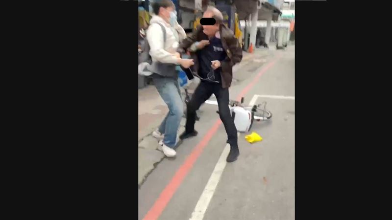 騎士楊男不滿被按喇叭，竟當街持車鎖毆打前議員金介壽。（圖／翻攝畫面）