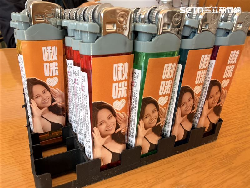 林昱孜推出的「爆乳打火機」競選小物,意外成為話題。(圖/記者林昱孜攝影)