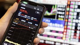 台股盤中漲逾1300點重回34000點台股11日盤中大漲逾1300點，指數站回34000點大關並重返所有均線之上，最高來到34108點。中央社記者趙世勳攝　115年3月11日