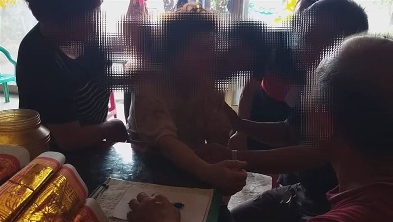 兇手是誰陷膠著，女童爸媽前往宮廟「牽亡魂」，被附身乩童哭說：爸媽別哭，壞人快抓到了！果然兩天後有重大突破。圖為民間宮廟牽亡魂現場（非當事可憐女童）。（圖／翻攝自網路）