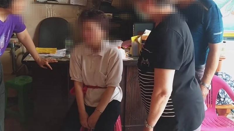 兇手是誰陷膠著，女童爸媽前往宮廟「牽亡魂」，被附身乩童哭說：爸媽別哭，壞人快抓到了！果然兩天後有重大突破。圖為民間宮廟牽亡魂現場（非當事可憐女童）。（圖／翻攝自網路）