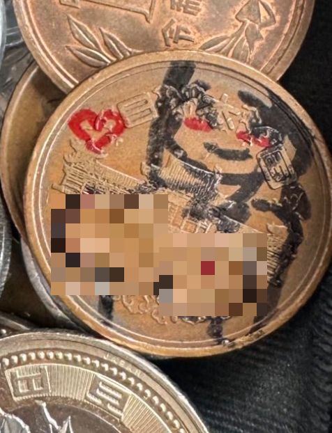 根據網友收集到的硬幣，畫風疑似出自同一人之手。(圖／翻攝自X平台 @thehellofit)