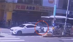 一中商圈猛撞休旅車！公車擋風玻璃碎成片（圖／翻攝畫面）