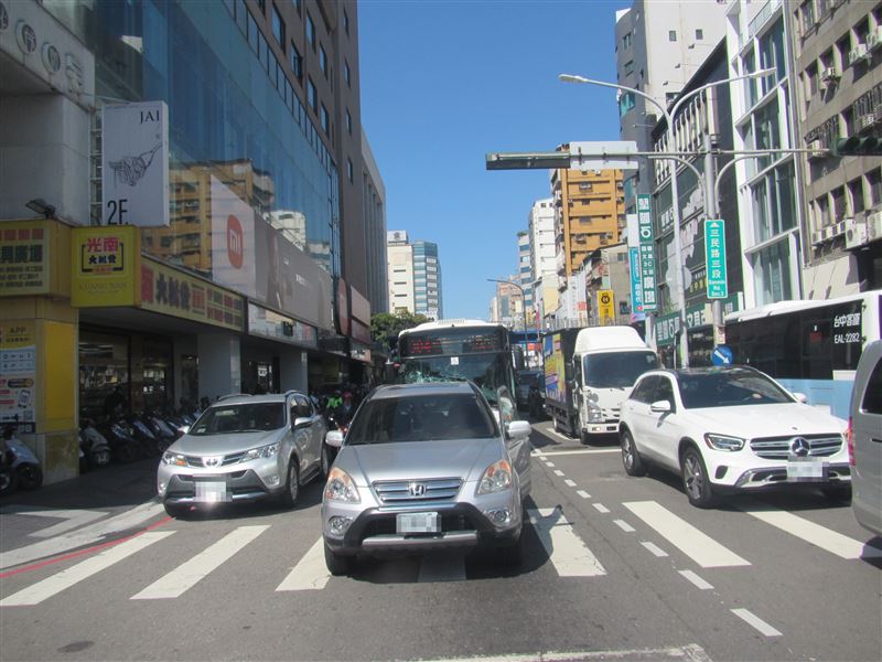 公車追撞上前方停等紅燈的休旅車。（圖／翻攝畫面）