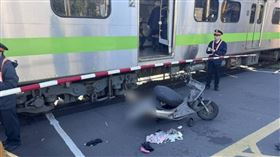 男子騎機車穿越鳳鳴平交道時，遭2194次區間車撞擊身亡。（圖／翻攝畫面）