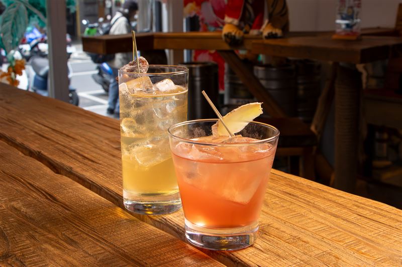 戚家十三口涼茶 Herbal Remedy(左)｜酒品芝麻醉 The Sesame Judge(右) 。（圖／品牌業者提供）