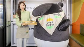 馬來貘親自出馬擔任最Chill的一日店長，出現在拉亞漢堡農安店的「手繪快閃店」。（圖／品牌業者提供）