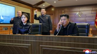 不滿韓美軍演　金正恩攜愛女視察飛彈試射