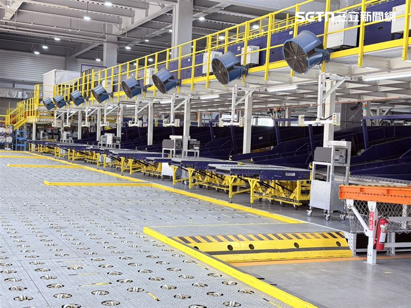 轉運中心導入全自動化分揀系統，可同時處理8個航空貨櫃貨物，所有包裹進入系統後即由設備自動分揀，不再經人工接觸。（圖／記者李育道攝影）