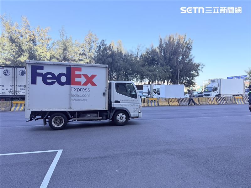 聯邦快遞目前公司在台員工約1180人，並擁有逾400輛配送車與機車組成的運務車隊。（圖／記者李育道攝影）