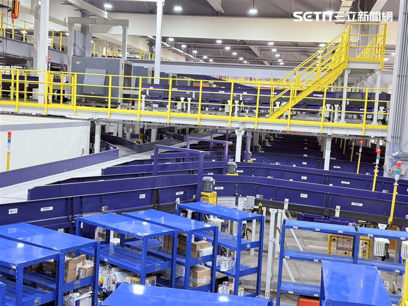 聯邦快遞會依清關資料判斷貨物報關狀態，已報關貨物將送往海關X光檢查設備，海關人員可透過遠端系統下達指令抽檢貨物，為通關包裹則直接傳送至3樓倉儲暫放。（圖／記者李育道攝影）