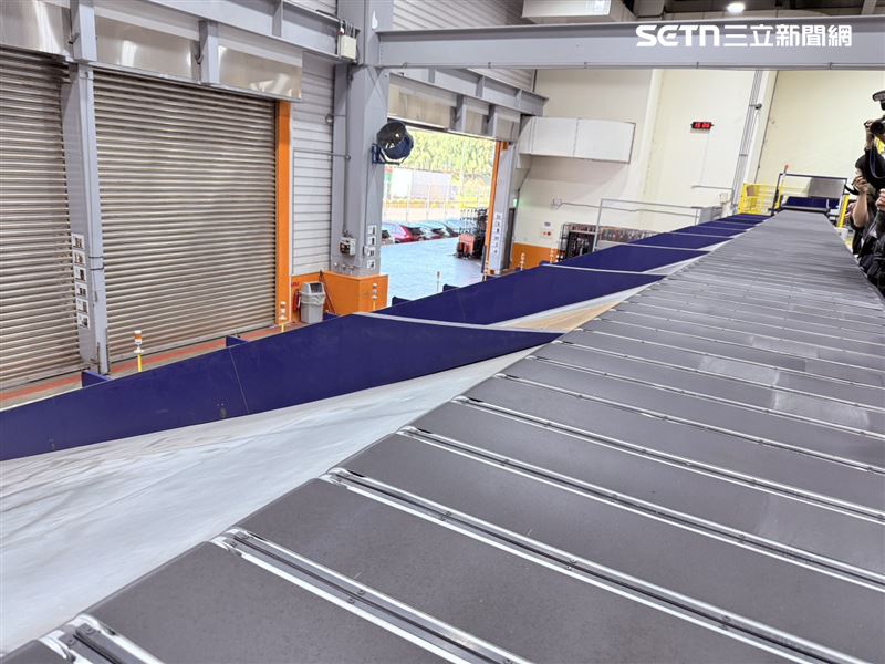 聯邦快遞轉運中心可依地區區分包裹，總共11條線路。（圖／記者李育道攝影）