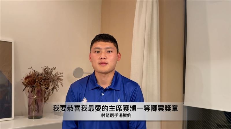 「湯包」湯智鈞透過影片向林鴻道董事長表達祝賀與感謝。（圖／宏道基金會提供）