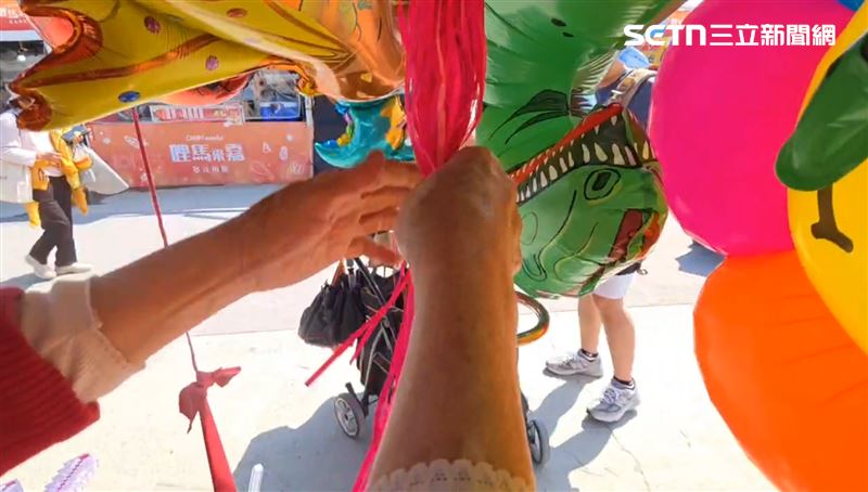 因為氣球沒綁緊導致不小心飛走，老闆娘感受到台灣人的溫暖。（圖／記者廖國雄攝影）