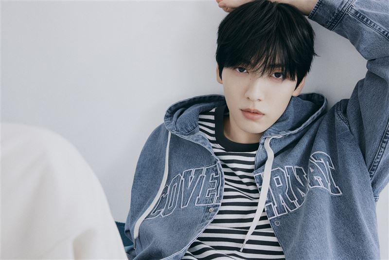 SOOBIN春季最新亮相的經典標誌連帽丹寧襯衫外套。(圖/品牌業者提供)