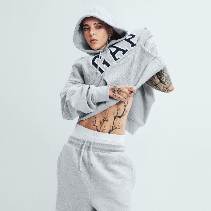 Gap攜手Young Miko,推出全新形象企劃「Sweats like this」。(圖/品牌業者提供)