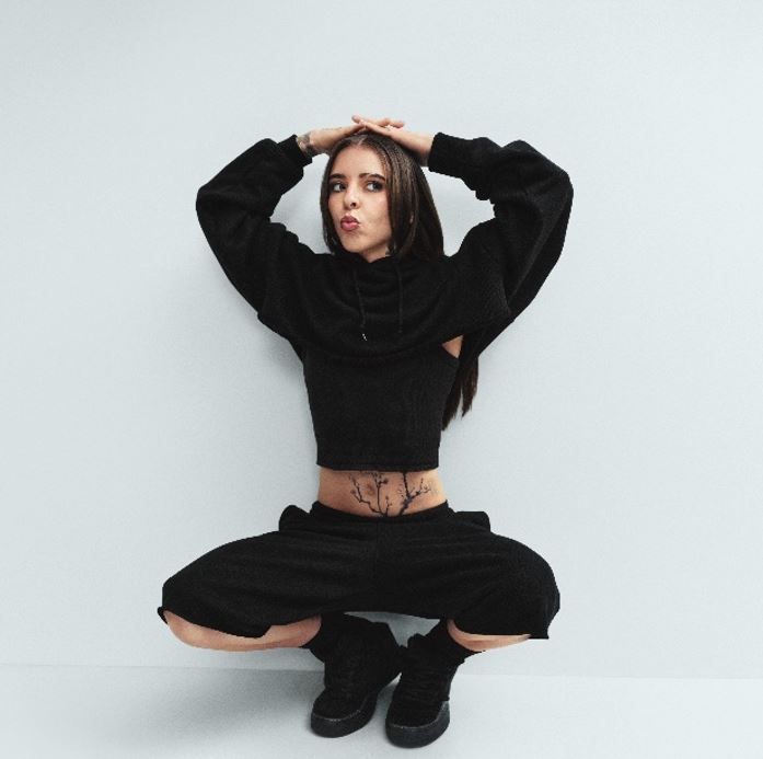 Gap攜手Young Miko,推出全新形象企劃「Sweats like this」。(圖/品牌業者提供)