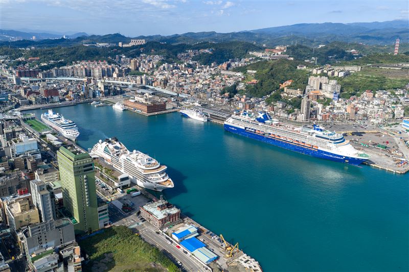 精緻遊輪千禧號靠泊西3碼頭(圖右)，大洋郵輪瑞佳塔號及璽寶郵輪璽寶安可號分別靠泊東2、東4碼頭(圖左)。（圖／港務公司提供）